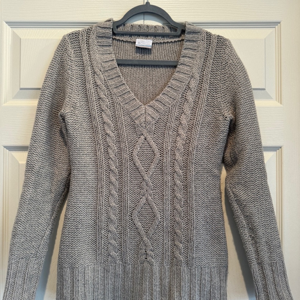 Columbia Women's Gray Cable-knit V-neck Sweater